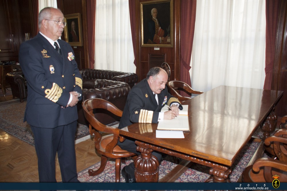 El Jefe de Estado Mayor de la Armada Chilena firma en el libro de honor en el Cuartel Genaral de la Armada